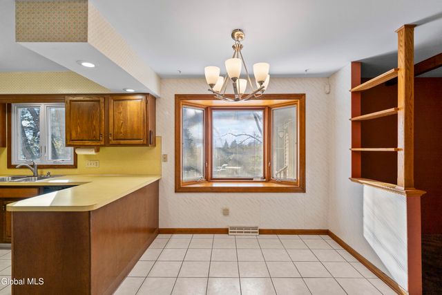 15 Tower Hgts, Colonie, NY 12211