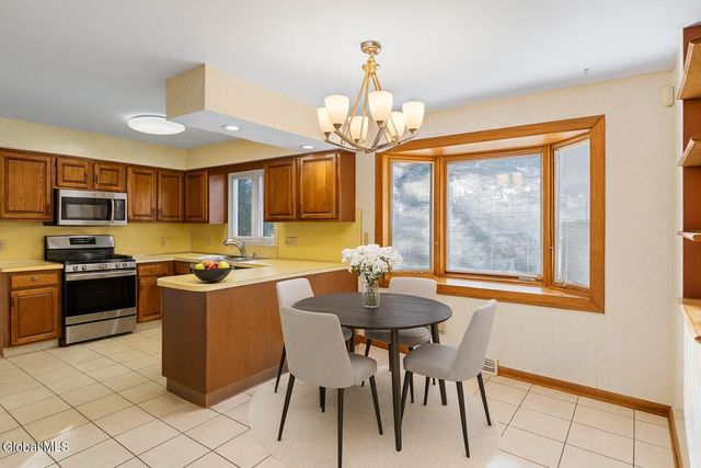 15 Tower Hgts, Colonie, NY 12211