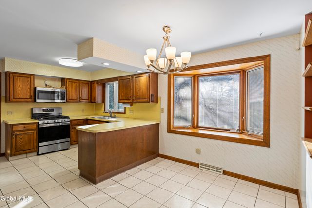 15 Tower Hgts, Colonie, NY 12211