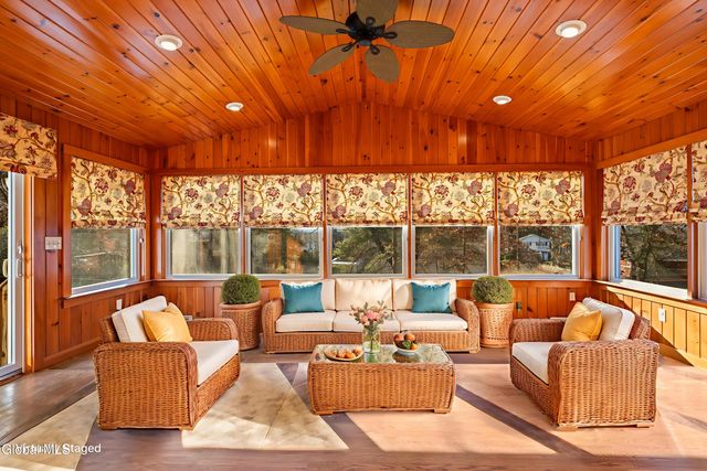 15 Tower Hgts, Colonie, NY 12211