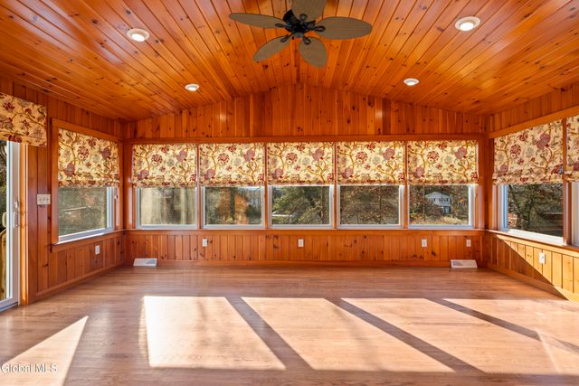 15 Tower Hgts, Colonie, NY 12211