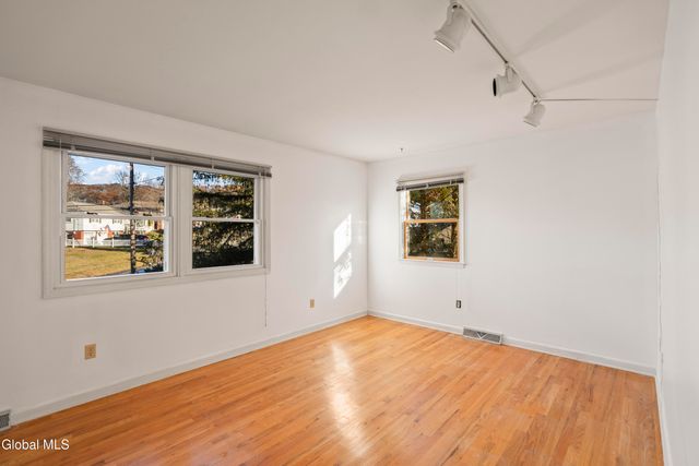 15 Tower Hgts, Colonie, NY 12211