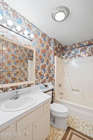 15 Tower Hgts, Colonie, NY 12211