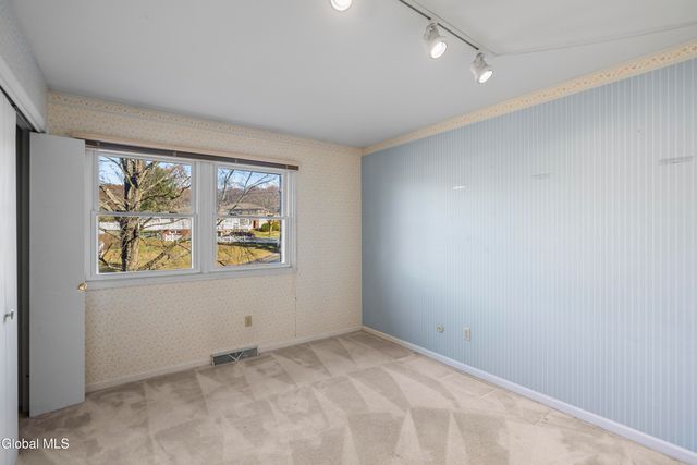 15 Tower Hgts, Colonie, NY 12211