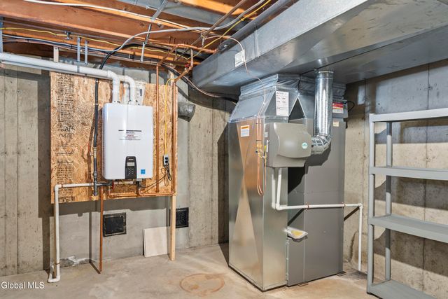 15 Tower Hgts, Colonie, NY 12211