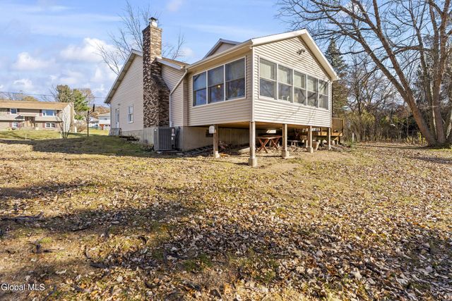 15 Tower Hgts, Colonie, NY 12211