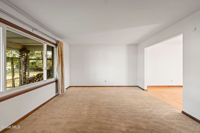 15 Tower Hgts, Colonie, NY 12211