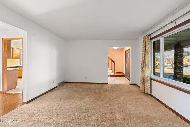 15 Tower Hgts, Colonie, NY 12211