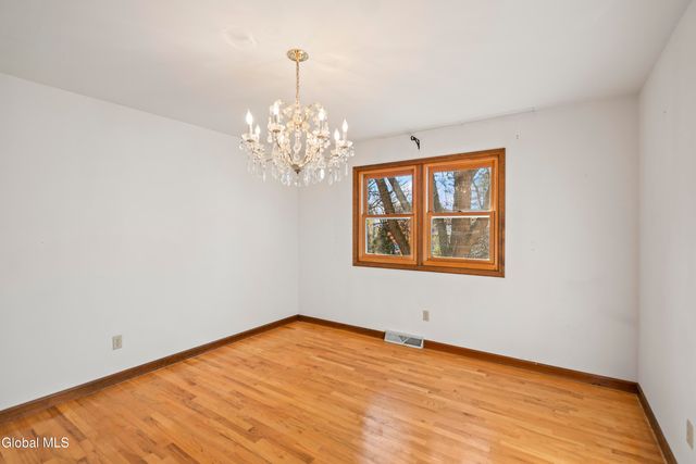 15 Tower Hgts, Colonie, NY 12211