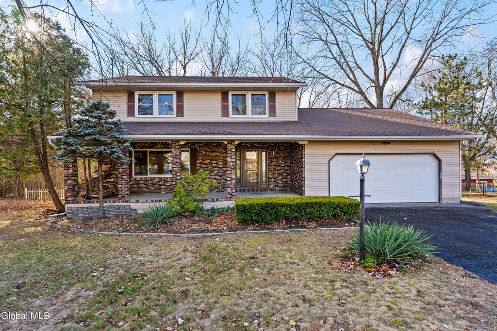 15 Tower Hgts, Colonie, NY 12211