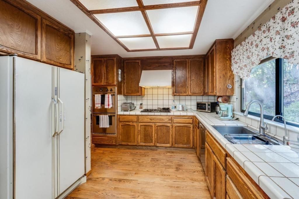 Image 10 of property listing at 10675 Clubhouse Lane, Cupertino, CA 95014