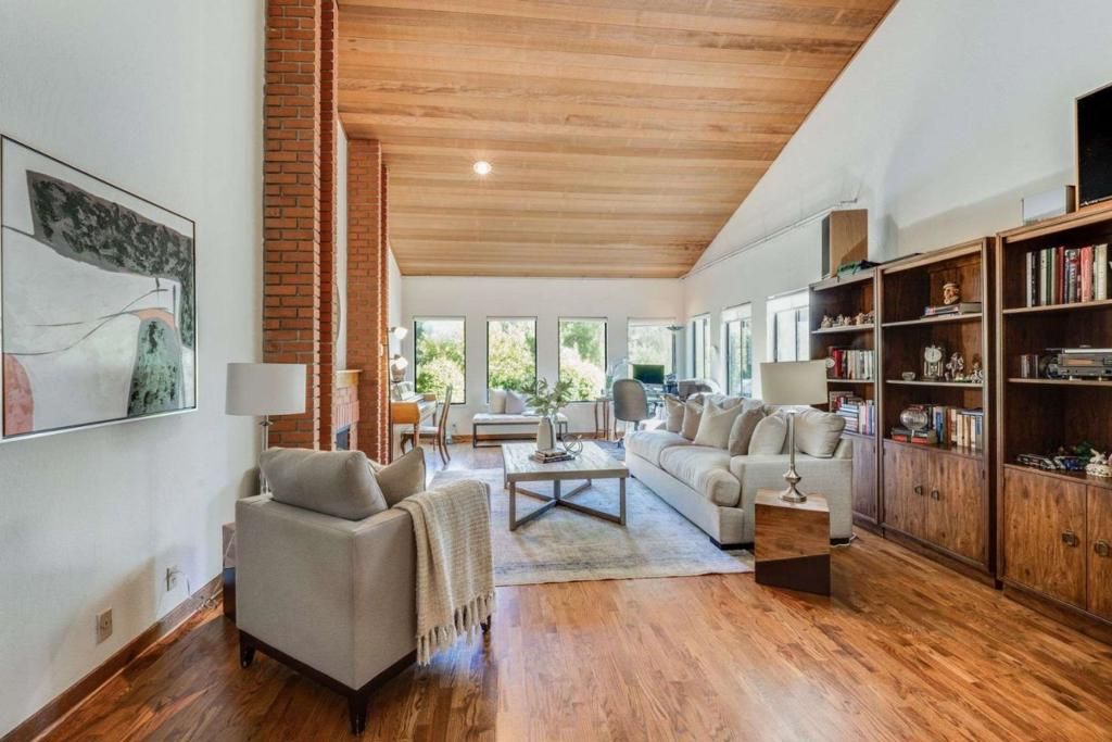 Image 2 of property listing at 10675 Clubhouse Lane, Cupertino, CA 95014
