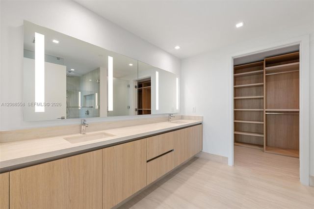 2411 Laguna Circle 2803, Miami, FL 33181