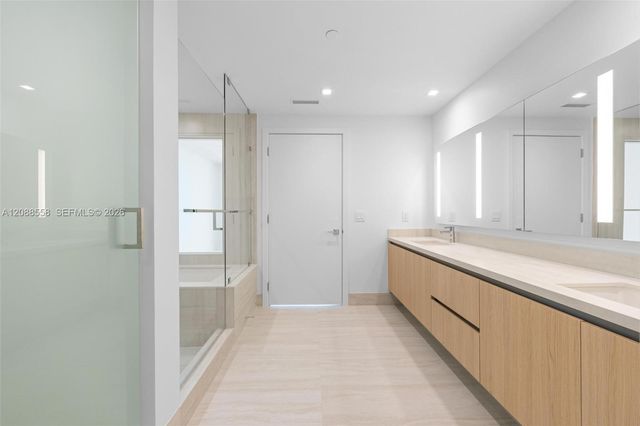 2411 Laguna Circle 2803, Miami, FL 33181
