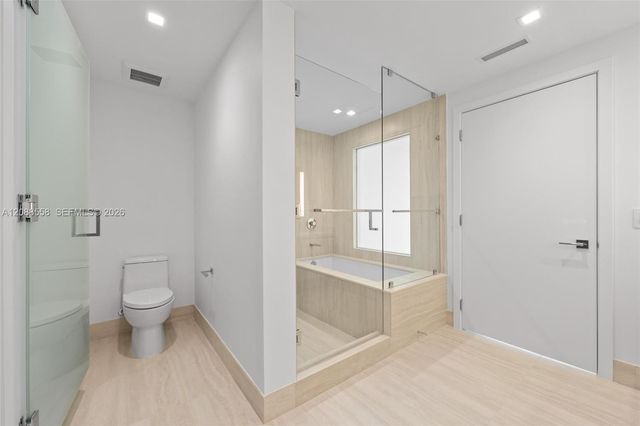 2411 Laguna Circle 2803, Miami, FL 33181