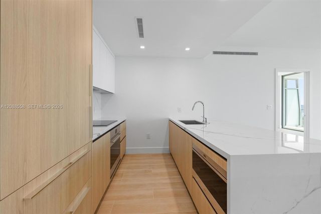 2411 Laguna Circle 2803, Miami, FL 33181