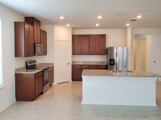 518 DEER CREST DR, New Braunfels, TX 78130