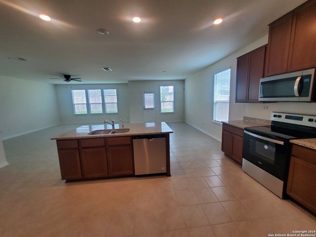 518 DEER CREST DR, New Braunfels, TX 78130