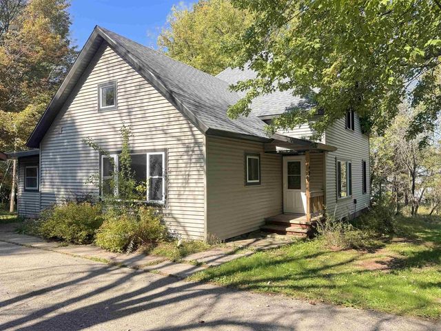 401 BAILEY STREET, Waupaca, WI 54981