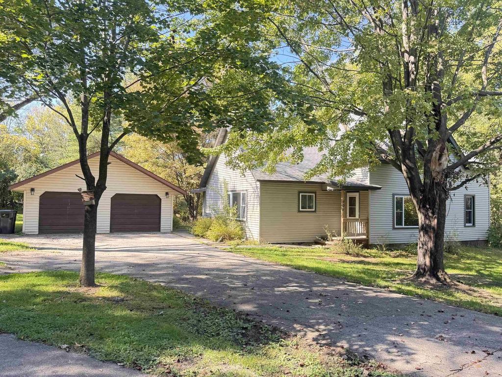 401 BAILEY STREET, Waupaca, WI 54981