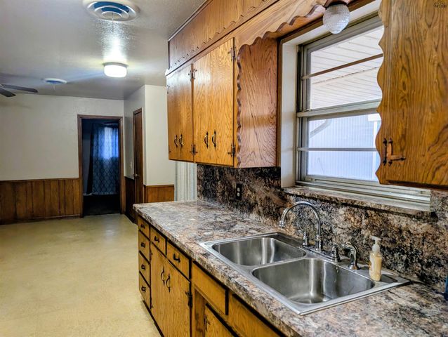 822 S PRESTON ROAD, Burkburnett, TX 76354