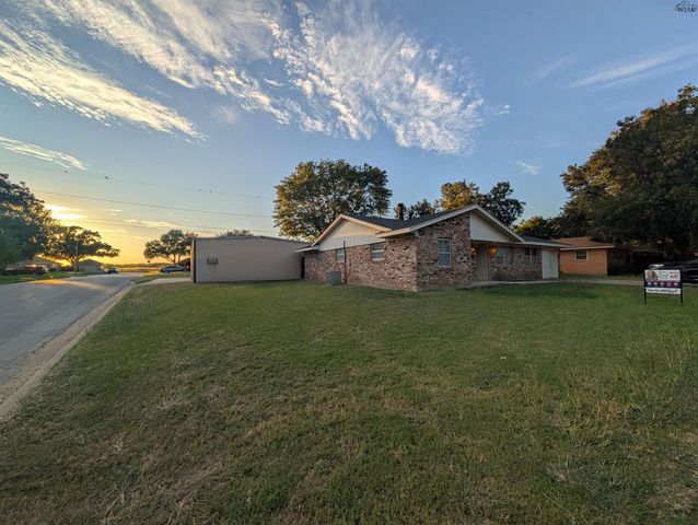 822 S PRESTON ROAD, Burkburnett, TX 76354