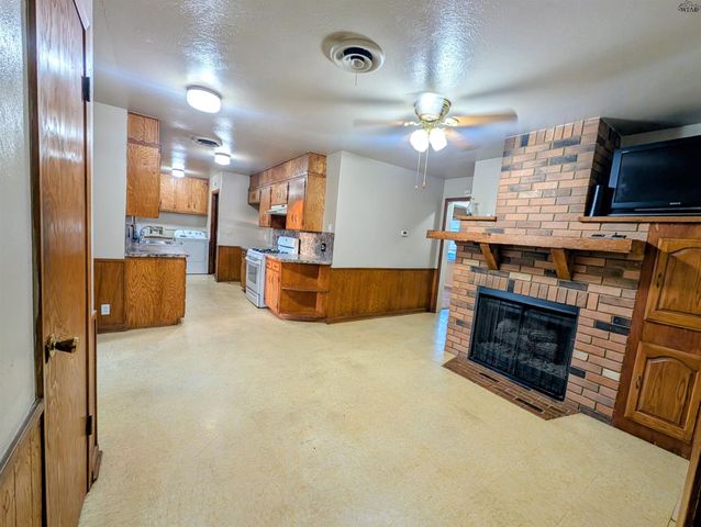 822 S PRESTON ROAD, Burkburnett, TX 76354