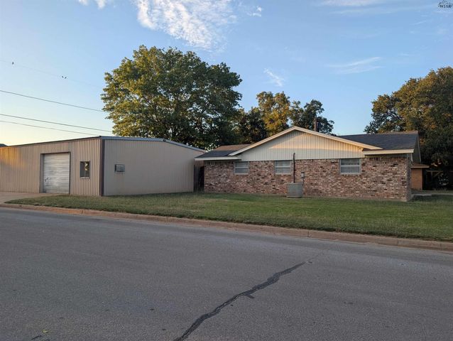 822 S PRESTON ROAD, Burkburnett, TX 76354