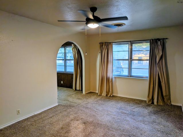 822 S PRESTON ROAD, Burkburnett, TX 76354