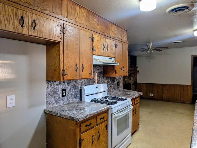 822 S PRESTON ROAD, Burkburnett, TX 76354