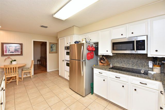 1901 Laurel Oaks Drive, Richmond, TX 77469