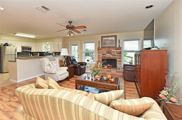 1901 Laurel Oaks Drive, Richmond, TX 77469