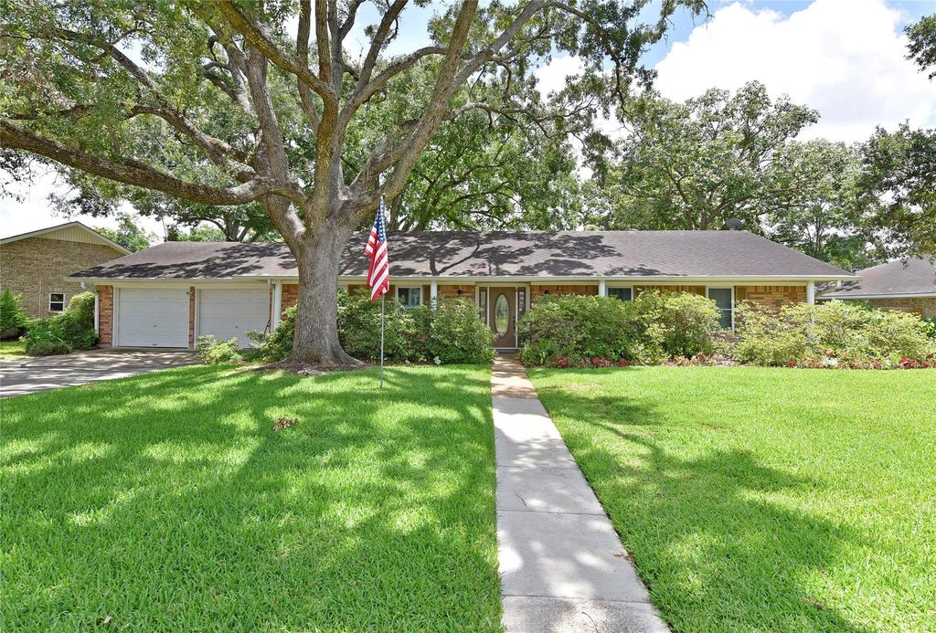 1901 Laurel Oaks Drive, Richmond, TX 77469