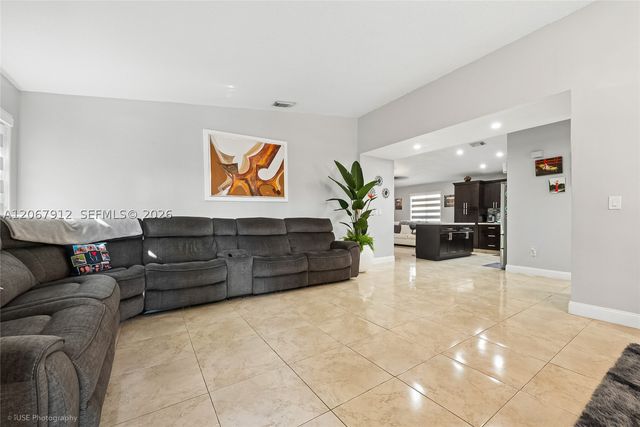 16520 SW 99th St, Miami, FL 33196