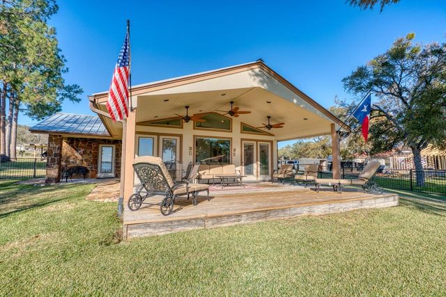 316 Skyline DR, Sunrise Beach, TX 78643