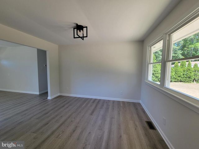8202 W BUCKSHUTEM RD W, Millville, NJ 08332