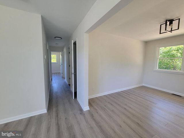 8202 W BUCKSHUTEM RD W, Millville, NJ 08332