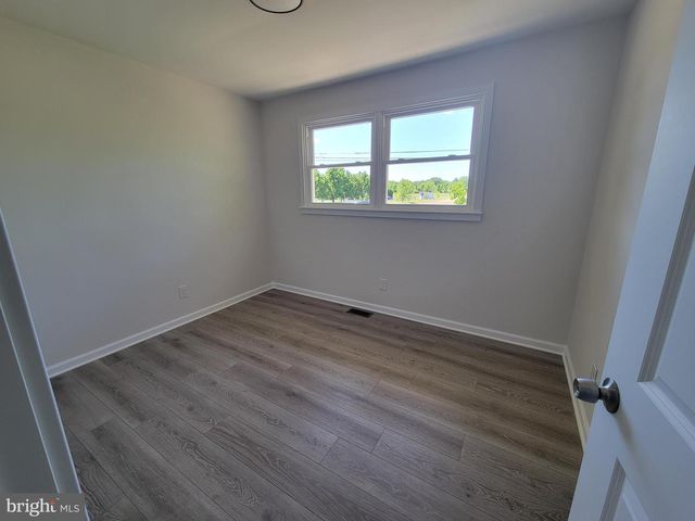 8202 W BUCKSHUTEM RD W, Millville, NJ 08332