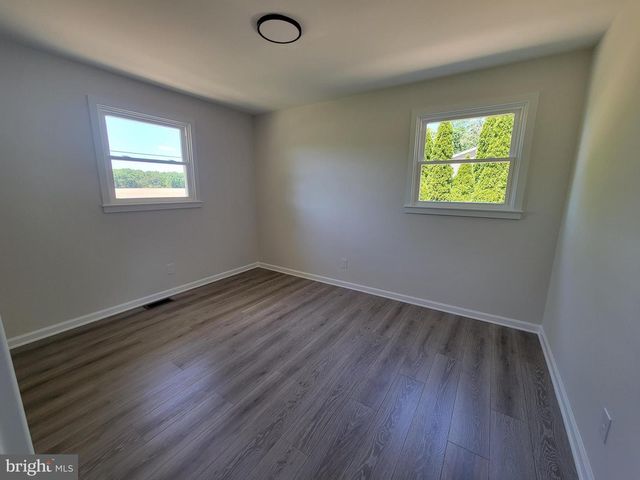 8202 W BUCKSHUTEM RD W, Millville, NJ 08332