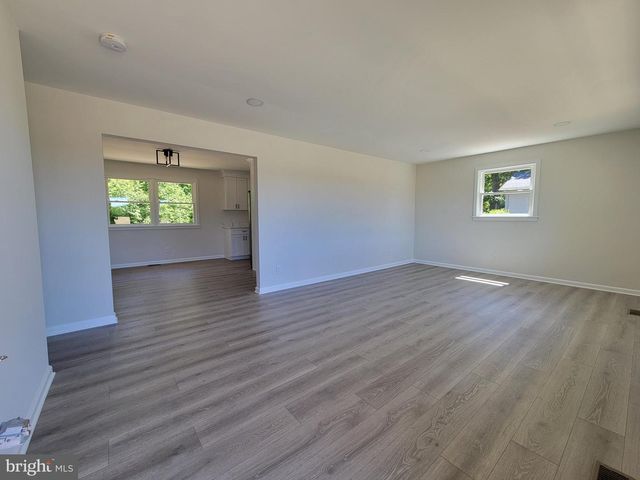 8202 W BUCKSHUTEM RD W, Millville, NJ 08332