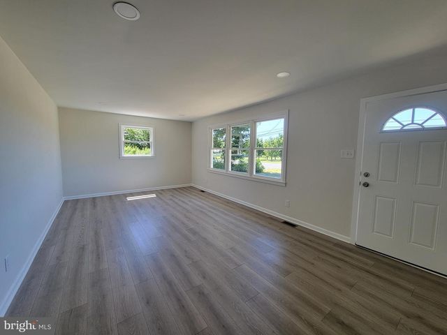 8202 W BUCKSHUTEM RD W, Millville, NJ 08332