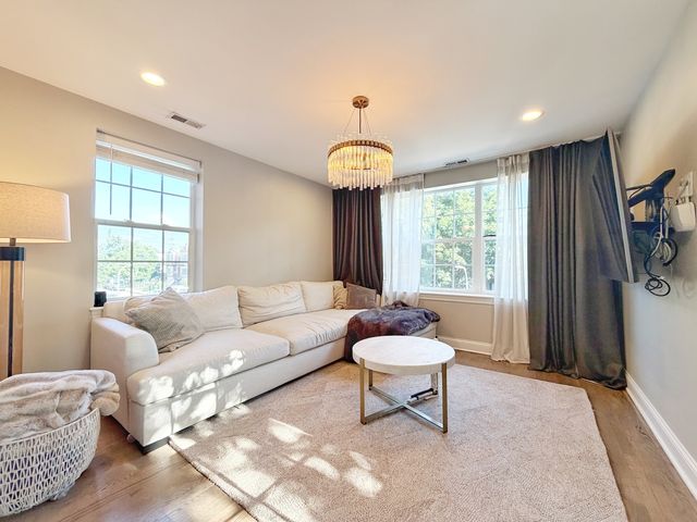 2427 W Grenshaw Street 2, Chicago, IL 60612