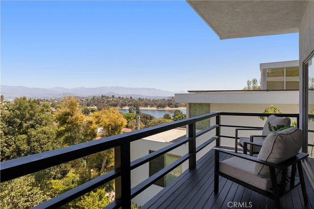 2054 Kenilworth, Los Angeles, CA 90039