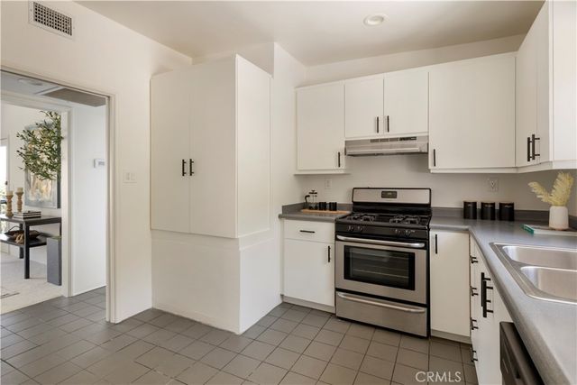 2054 Kenilworth, Los Angeles, CA 90039