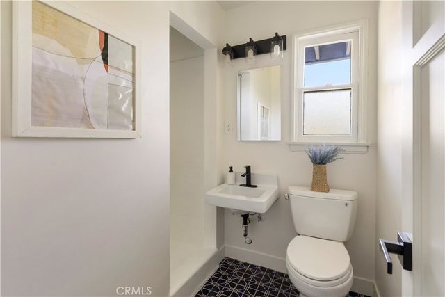 2054 Kenilworth, Los Angeles, CA 90039