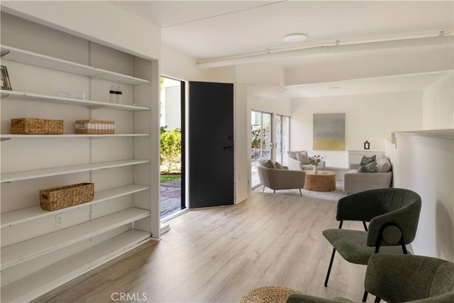 2054 Kenilworth, Los Angeles, CA 90039