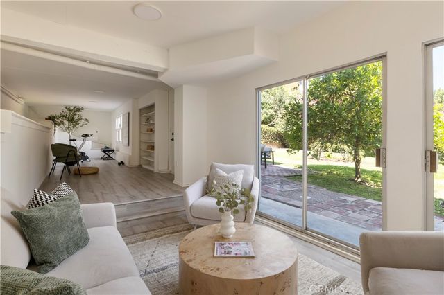 2054 Kenilworth, Los Angeles, CA 90039