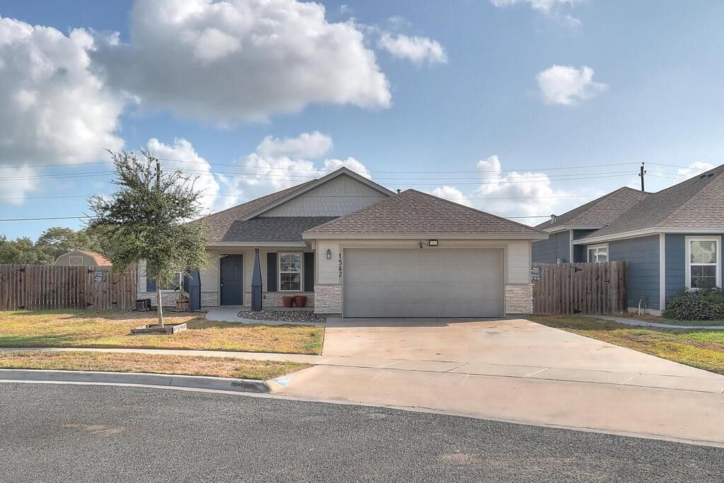 1542 Oak Hill Dr, Corpus Christi, TX 78418