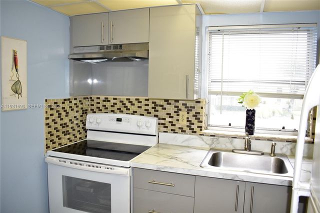 9141 Sunrise Lakes Blvd 201, Sunrise, FL 33322