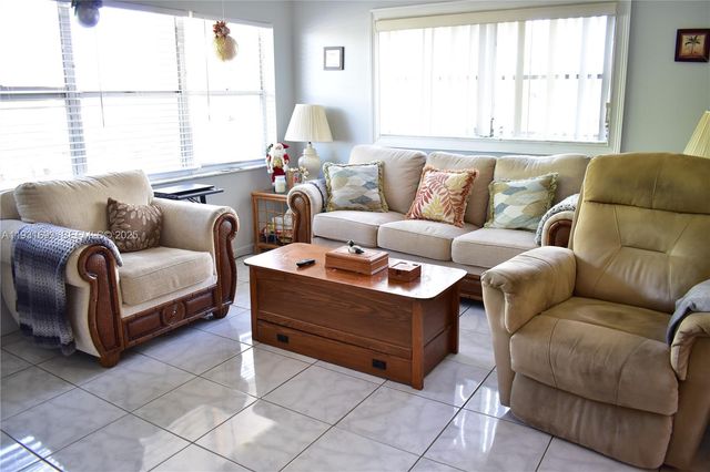 9141 Sunrise Lakes Blvd 201, Sunrise, FL 33322